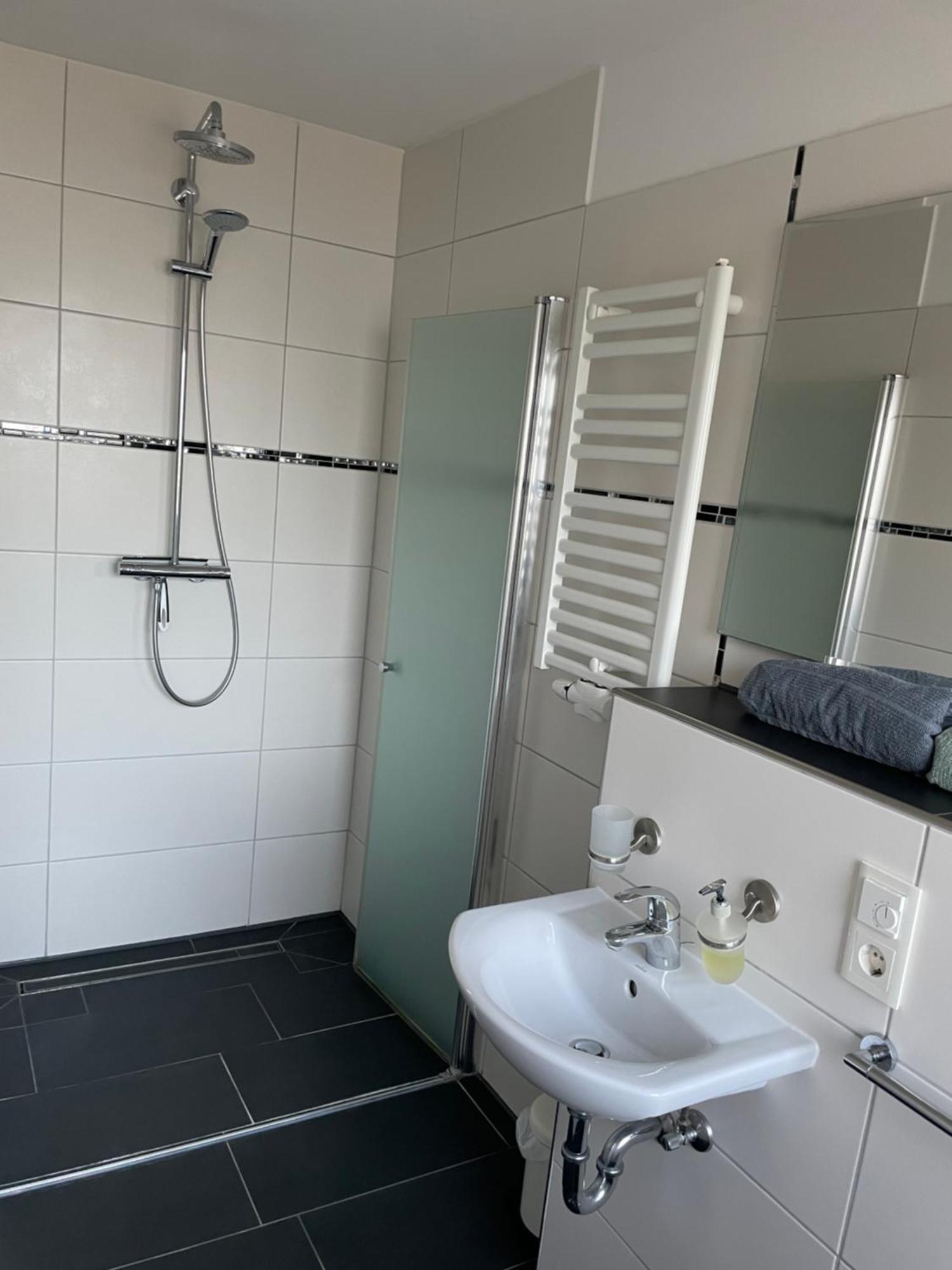 Ferienwohnung Mit Fussbodenheizung Nahe Messe, Gratis Parkplatz Und Abstellplatz E - Bike Hanover Exterior photo